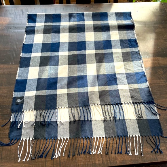 Plush Apparel Scarf Navy Charcoal White Plaid Ultra Soft Viscose. NWOT - Picture 3 of 3